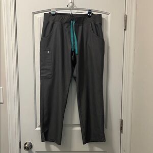 Women’s gray FIGS cargo pants